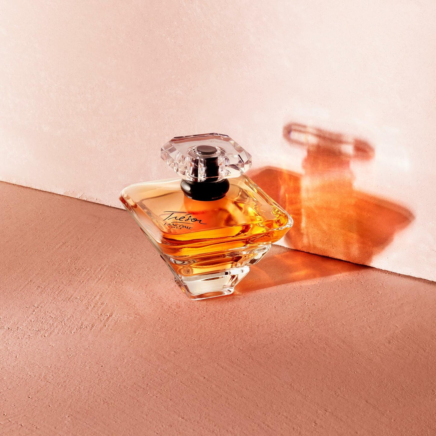 Lancôme Trésor Eau de Parfum - Long Lasting Fragrance with Notes of Rose, Lilac, Peach & Apricot Blossom - Elegant & Romantic Women's Perfume - 1.7 Fl Oz